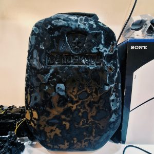 کیف حمل کنسول PlayStation 5 Slim طرح کول‌پشتی